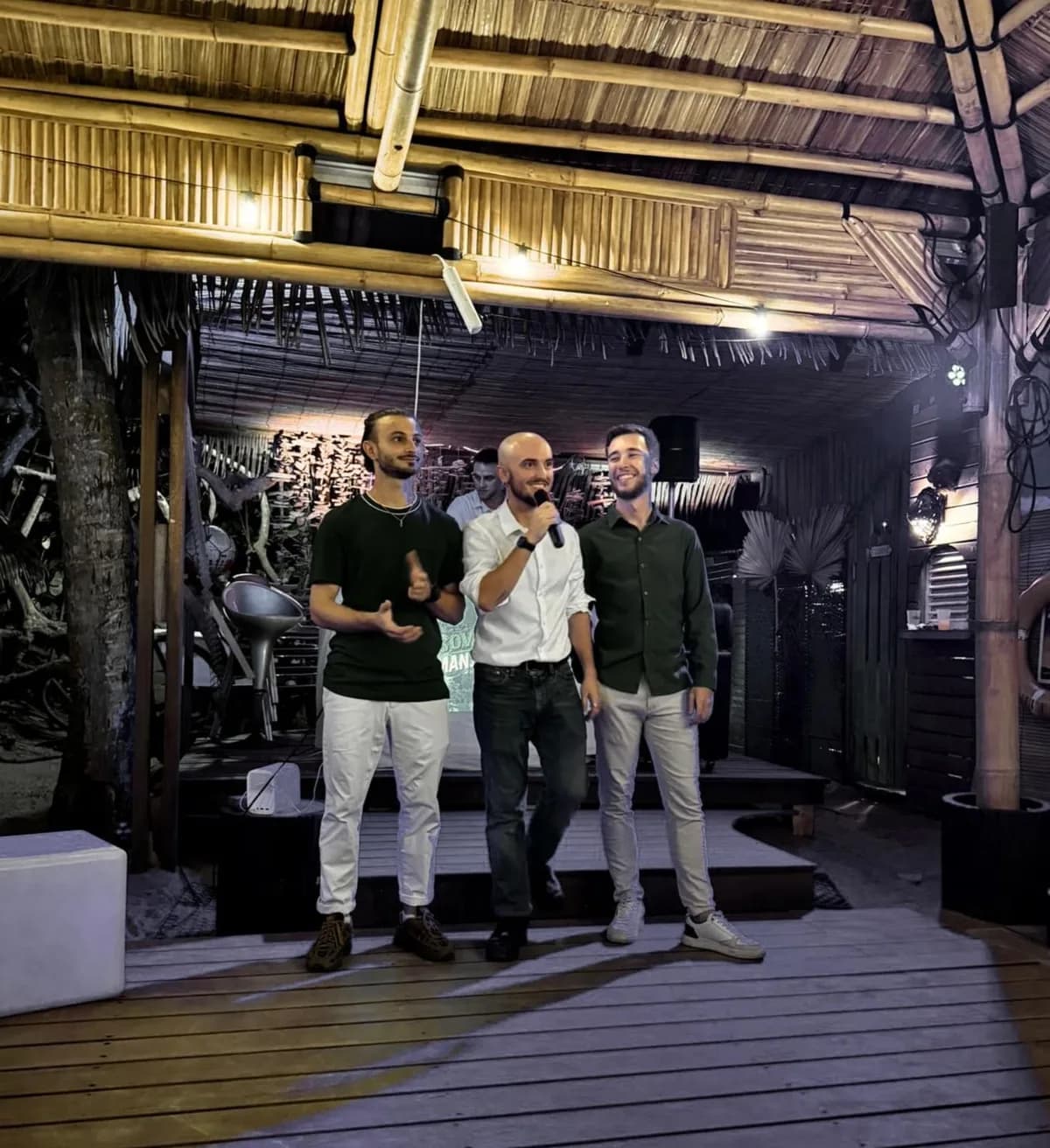 Les trois fondateurs de Sové Manjé au micro lors de la soirée de présentation